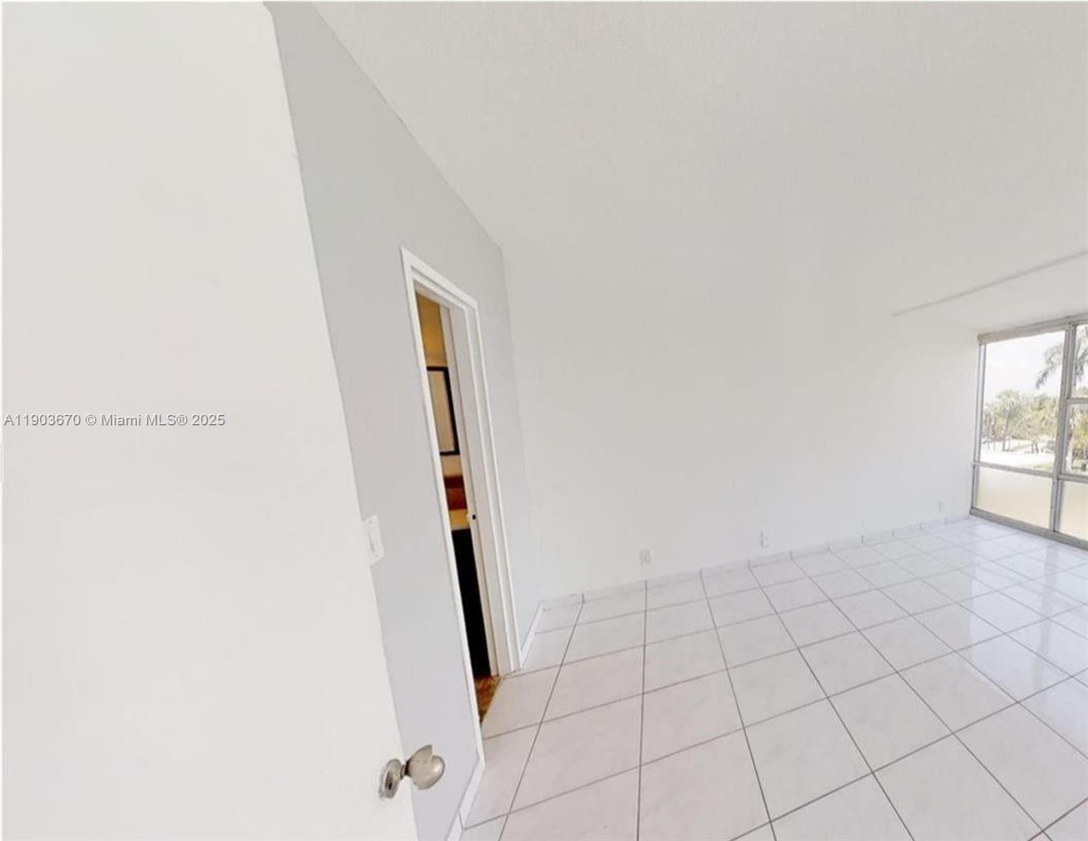 KING COLE CONDO - Residential