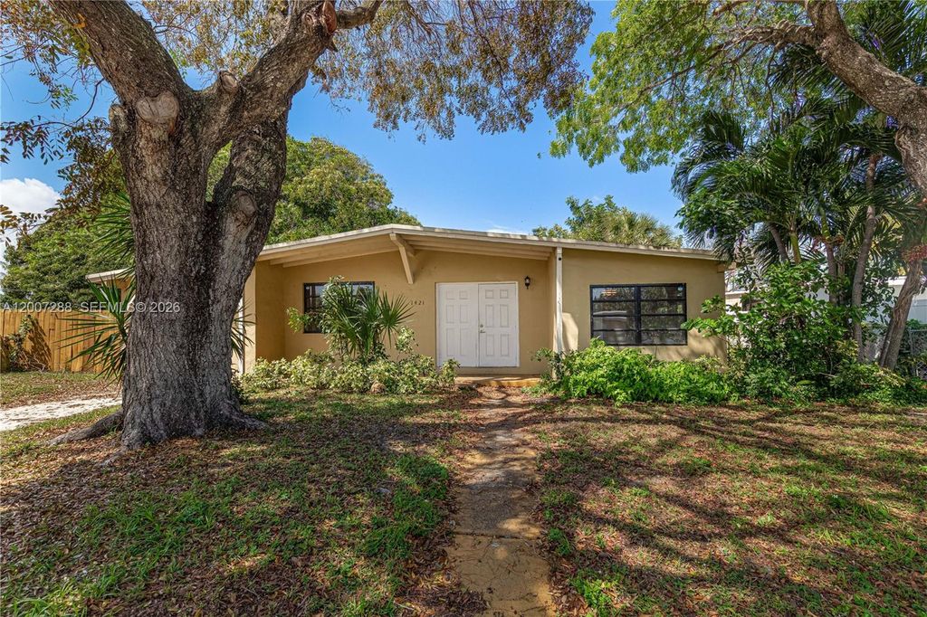 Photo of 1421 NE 40th Ct, Pompano Beach, FL 33064 (MLS # A12007288)