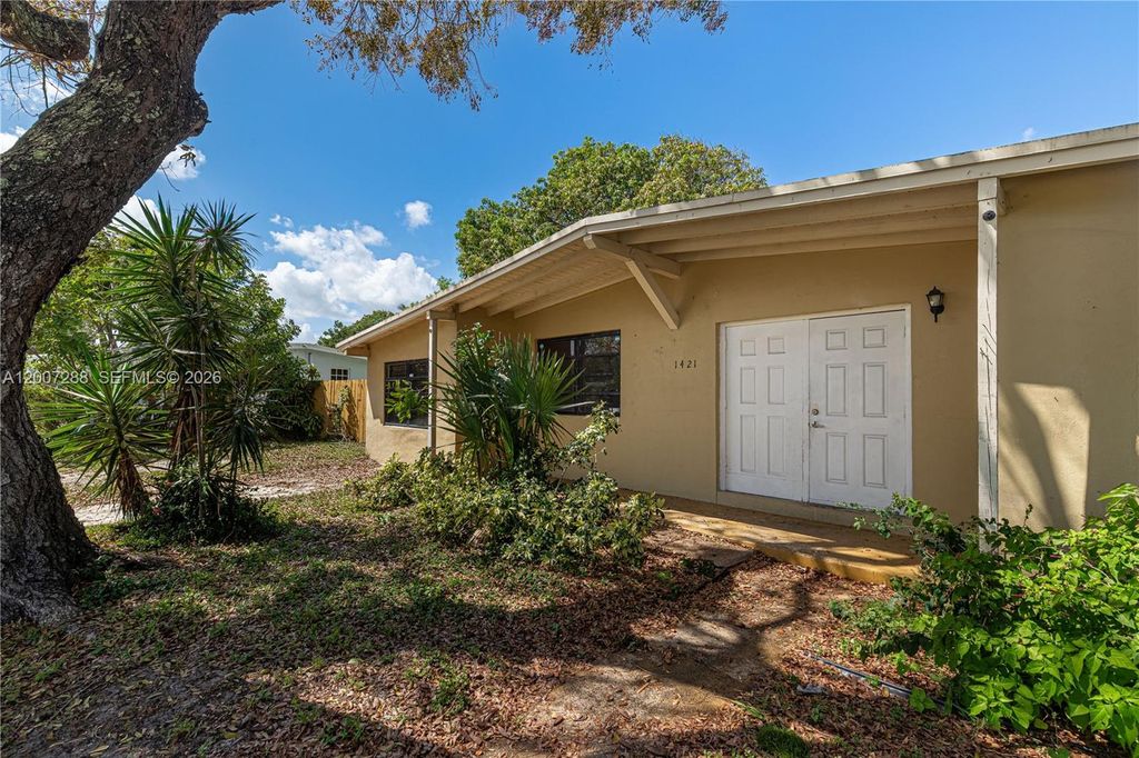 Photo of 1421 NE 40th Ct, Pompano Beach, FL 33064 (MLS # A12007288)