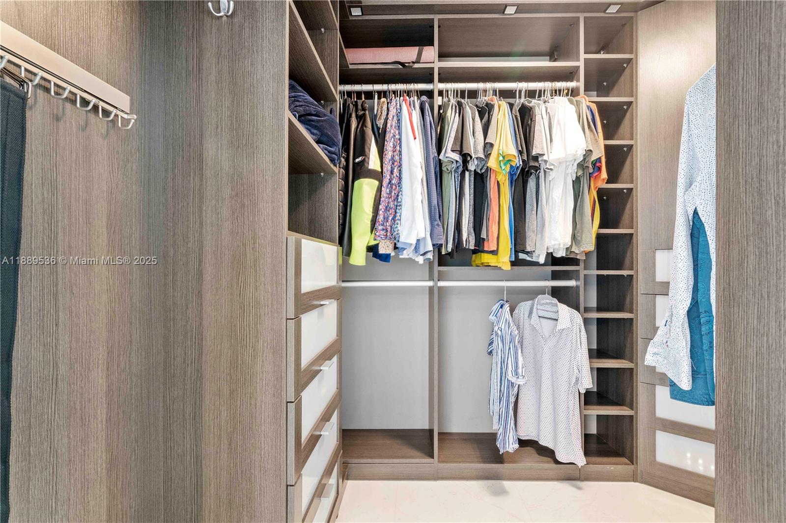 PARAMOUNT BAY CONDO - Residential