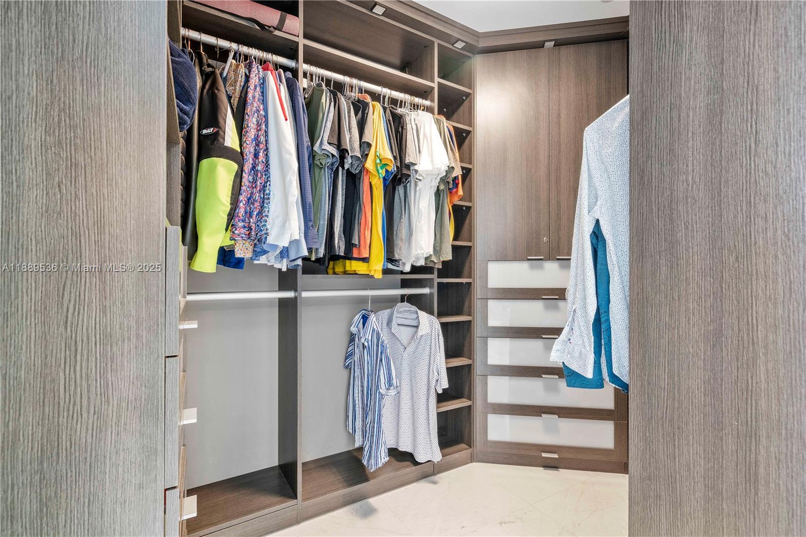 PARAMOUNT BAY CONDO - Residential