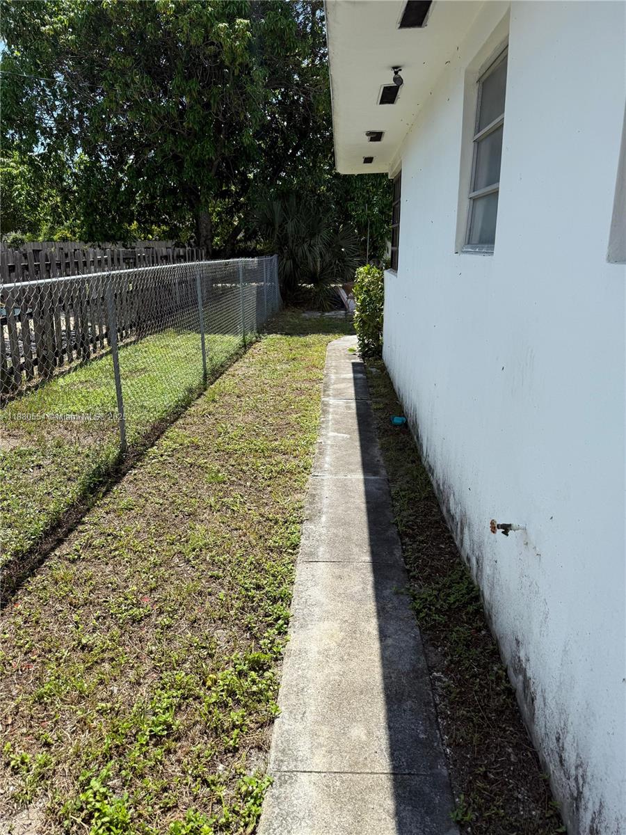 SMALLWOOD MANOR - Residential Lease