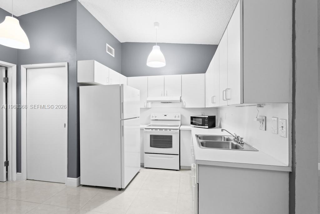 FOUNTAIN PK VILLAGE HOMES - Residential Lease