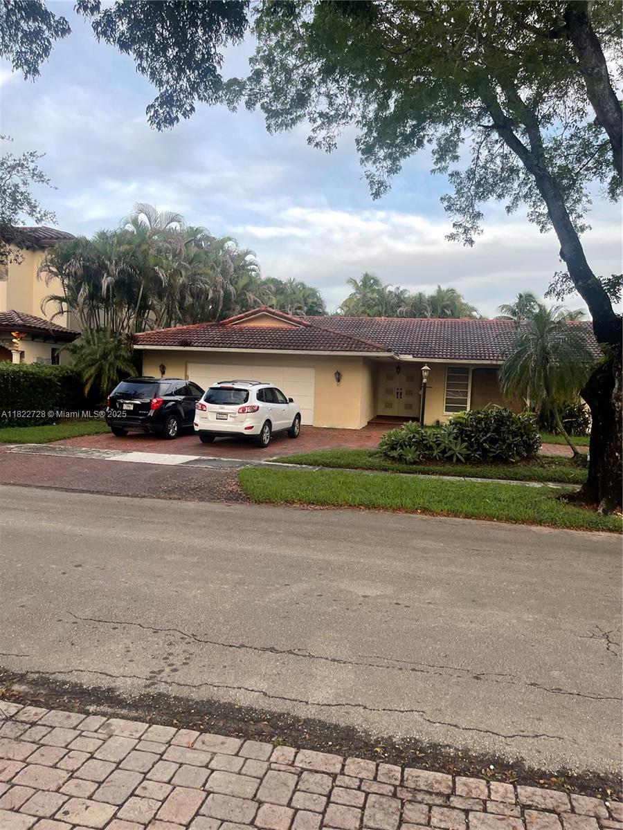 16120 E Troon Cir, Miami Lakes, FL, 33014/$1,250,000 2 16120 E Troon Cir