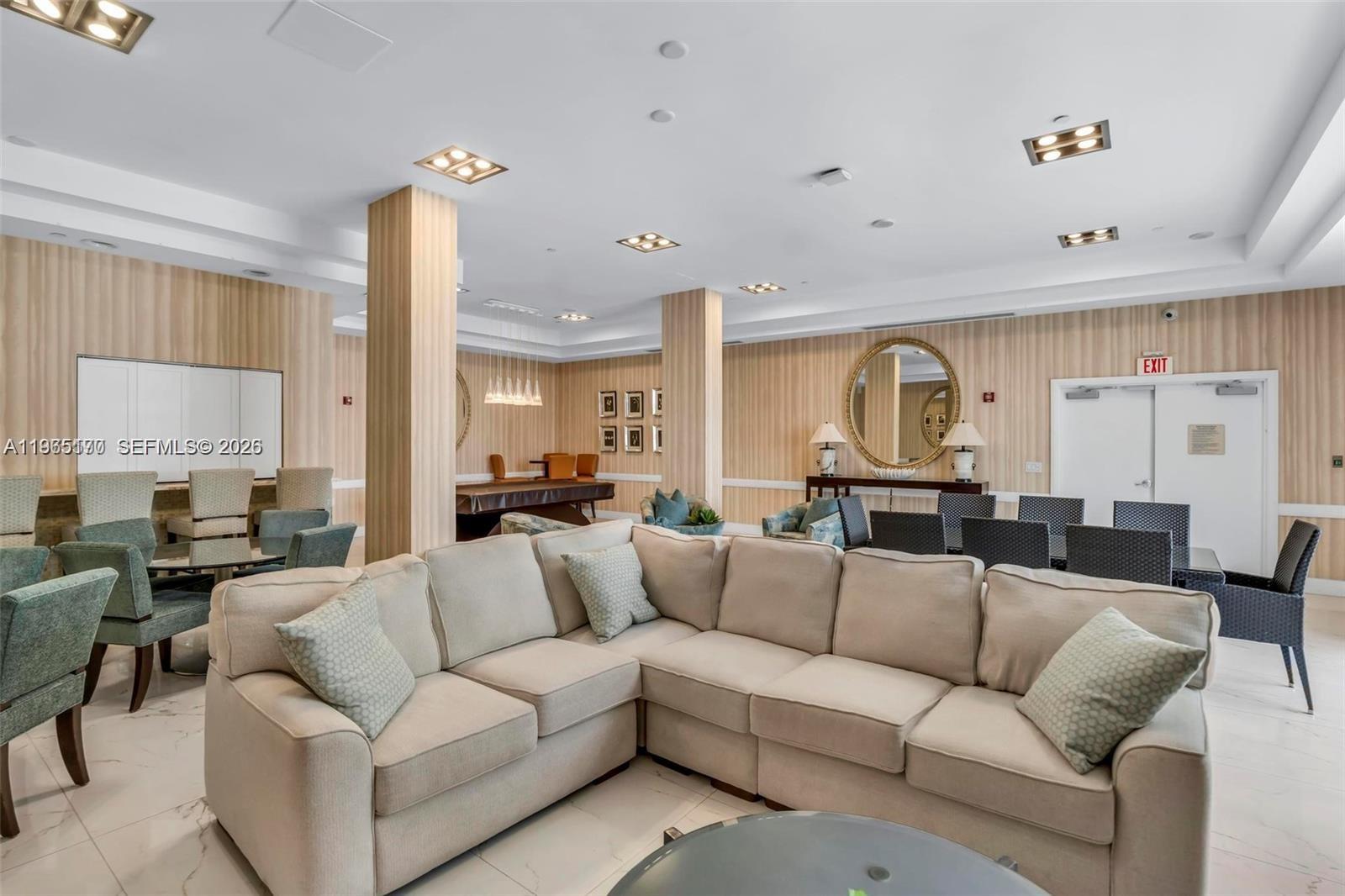 THE COLLINS CONDO - Residential