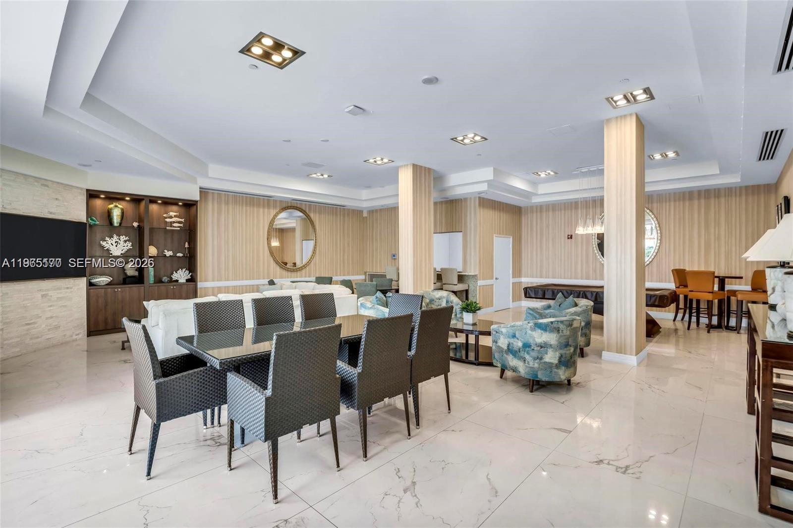 THE COLLINS CONDO - Residential