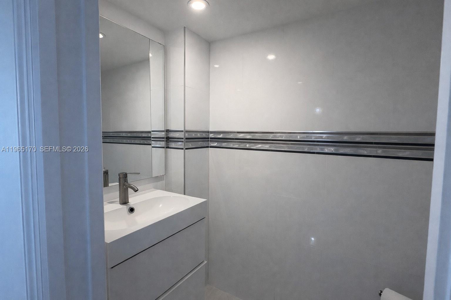 THE COLLINS CONDO - Residential