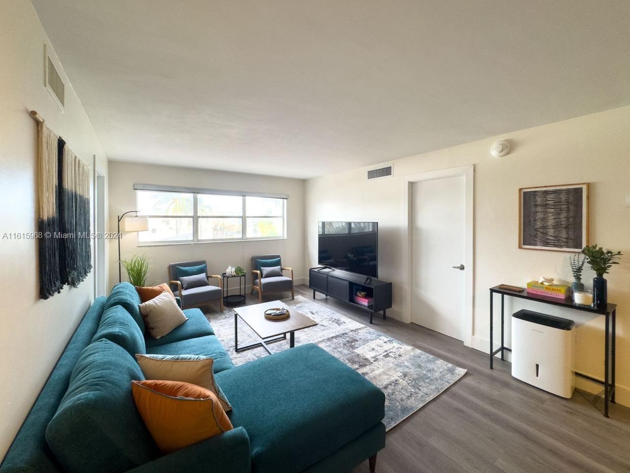 Beautifully furnished 2 bedroom / 2 bathroom condo in the heart of South Beach with parking now available. 24 hour valet, pool, parking & gym. Steps away from Lincoln Rd, Miami Beach Convention Center and of course, the beach. Walk to cafes and shops and enjoy everything Miami Beach and its lifestyle has to offer. Available now for 6 months or less.