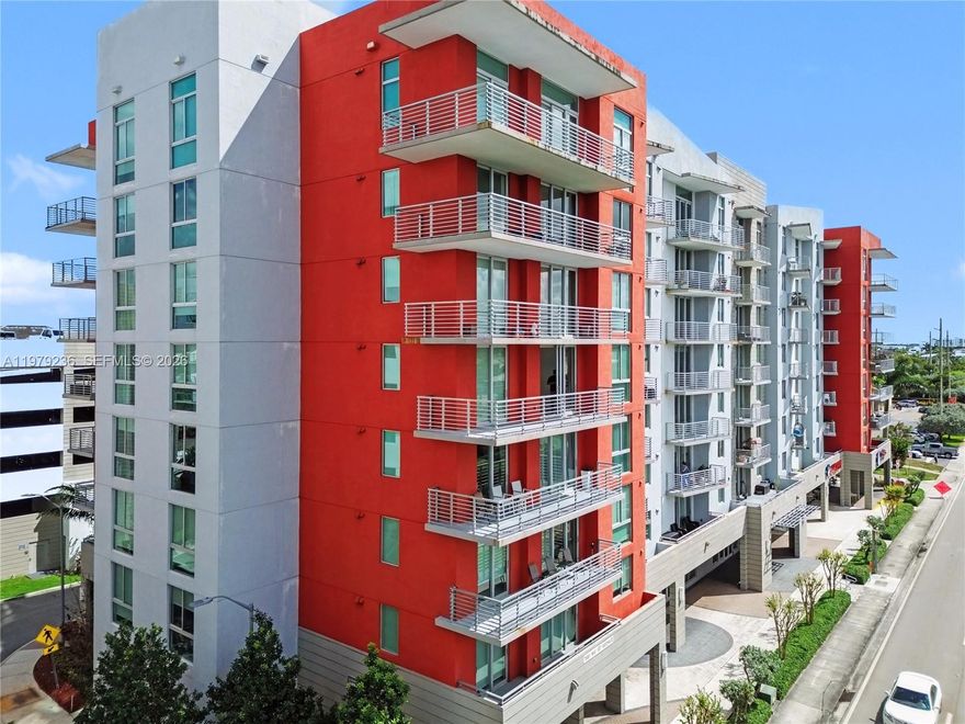 Spectacular luxury Condo in Midtown Doral, 3 beds and 3 baths plus half bathroom, corner unit, Amazing Beautiful and private view to the west and sunset on an incredible and spacious terrace and Valcony. The gym and restaurants are the main point to select this life stile. Modern Kitchen with Wolf Appliances. The amanities are amazing, Resort Life.