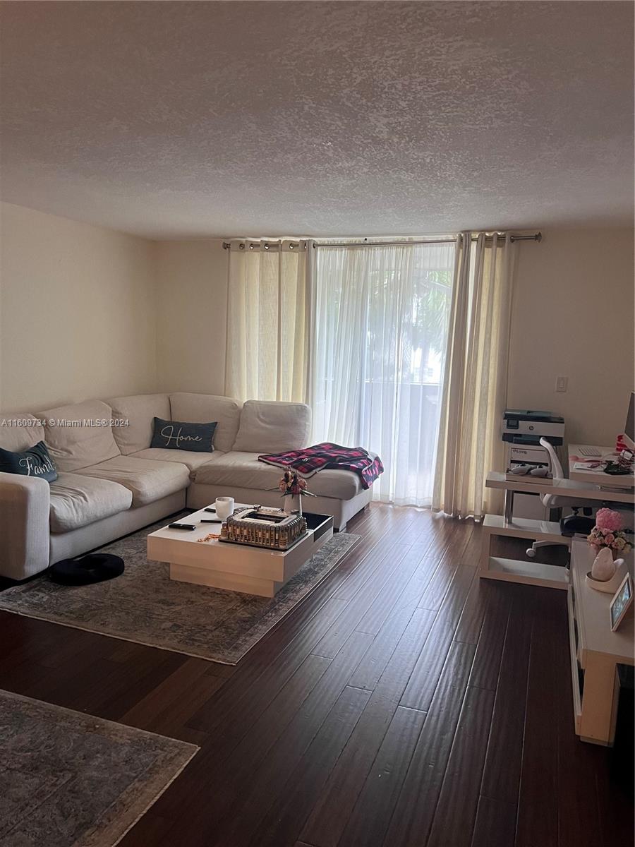 Spatios 2-bedroom,2-bathroom apartament available near beach and shopping!
Enjoy modern finishes, ample natural light and fully equipped kitchen.Conveniently located close to restaurants and cafes.
Don't miss this opportunity to experience beachside living at its finest!