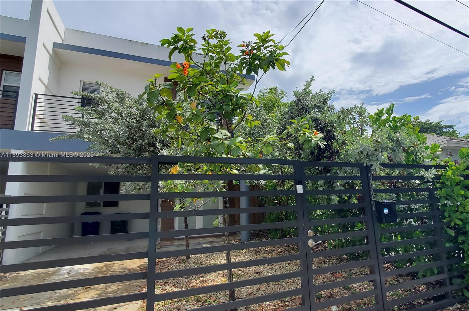 LUXURY TOWNHOUSE BUILT 2021 3 BED 3 BATH PLUS FIRST FLOOR OFFICE DEN, OPEN FLOORPLAN , LARGE BEDROOMS AND LIVING AREAS BEAUTIFUL PATIO, LARGE FRONT BALCONY , BEAUTIFUL VIEWS FROM PRIMARY BEDROOM WINDOW. RING ALARM AND CAMERAS AVAILABLE FOR TENANT USE.MINUTES FROM TRADER JOES, ALDI ,STARBUCKS , COCONUT GROVE FARMERS MARKET AND MANY OTHER SHOPS.
