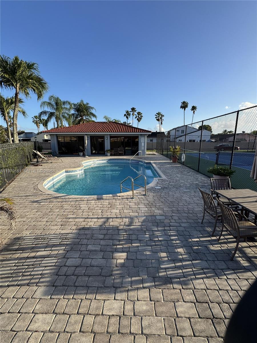 COUNTRY CLUB GARDENS SEC - Residential