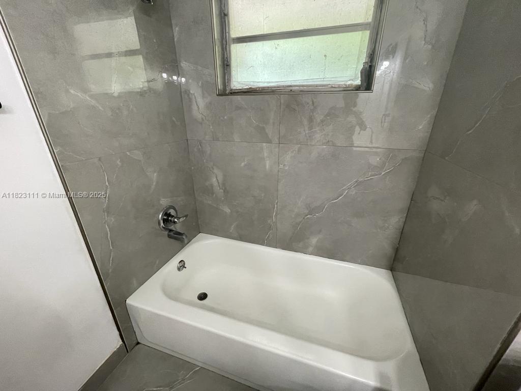 2530 Pierce St 203, Hollywood, Broward County, Florida - 1 Bedrooms  
1 Bathrooms - 