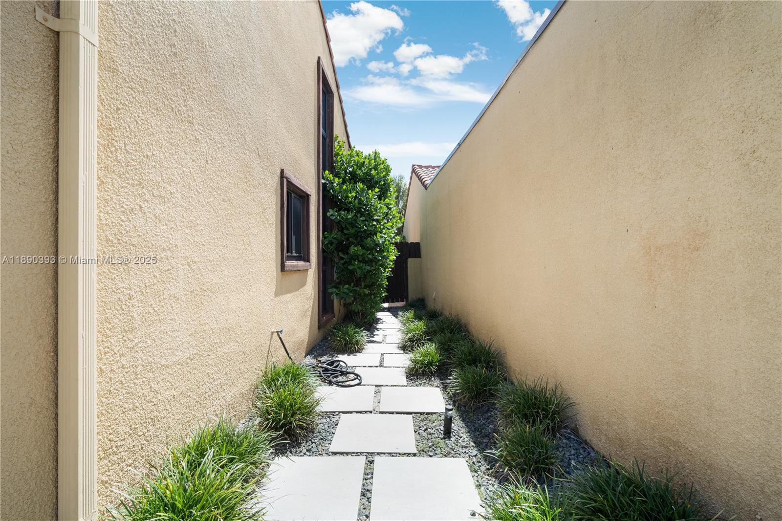 SKY LAKE VILLAS FIRST ADD - Residential