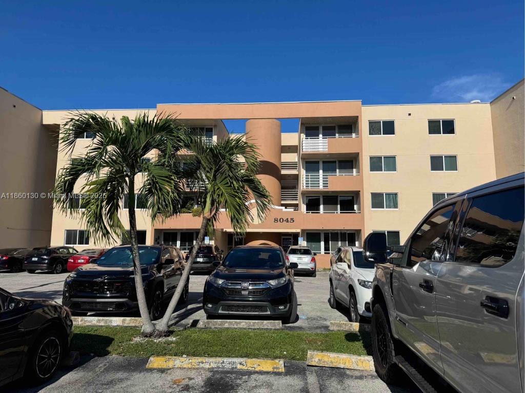 Marvelous condo with 1 bed 1 bath in Belinda Gardens! Located on 1st floor. It has a pool, and washer and dryer inside the unit, highly convenient location, centrally, close to everything, 826, 836, airport, Walmart, home depot, bus station, dolphin mall, international mall and much more.