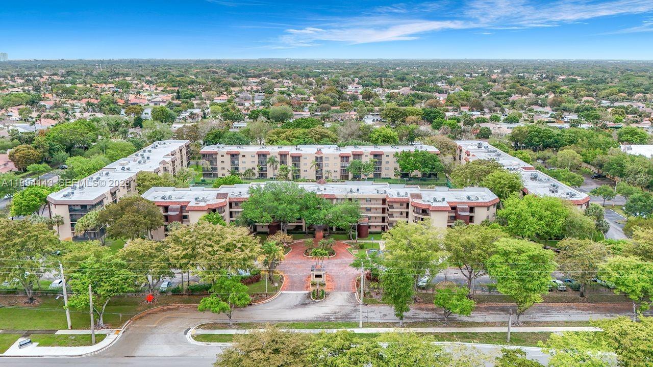 PLANTATION RACQUET CLUB - Residential