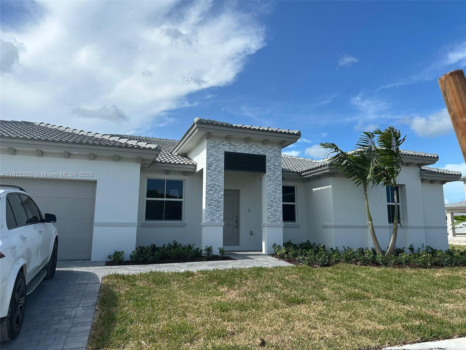Discover your dream home in an exclusive and serene family-friendly neighborhood in West Kendall. This brand-new property perfectly combines modern design with unparalleled comfort and a prime location.
Here, tranquility and safety are guaranteed, as this family-oriented setting is ideal for building your future. The strategic location offers you quick access to everything you need, from services to recreational areas.
This is a unique investment opportunity. Don't miss the chance to be the first owner and enjoy everything this incredible home has to offer. Schedule a visit now!