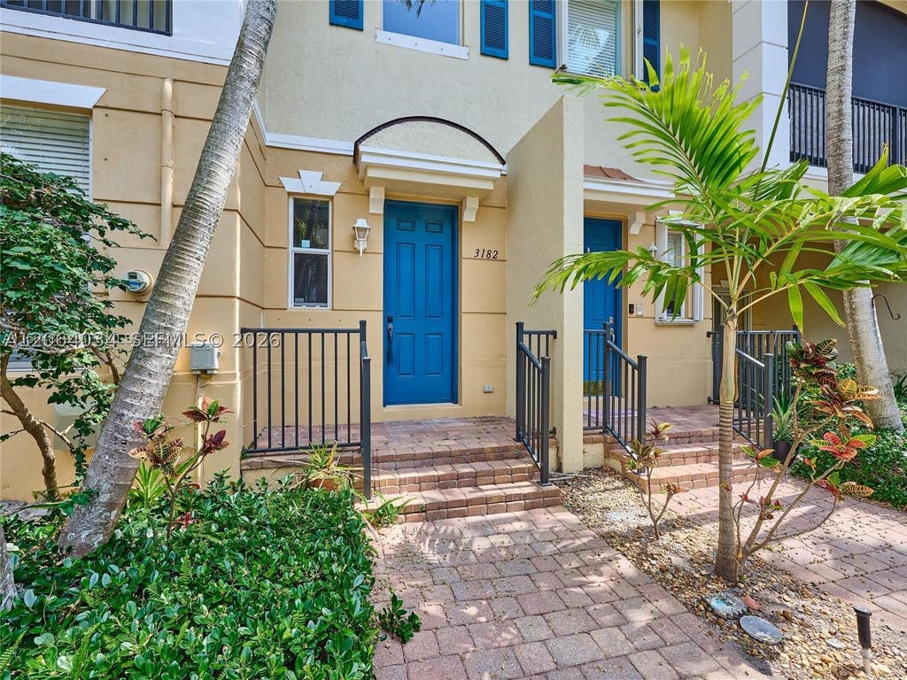 Photo of 3182 N Greenleaf Cir, Boynton Beach, FL 33426 (MLS # A12064034)