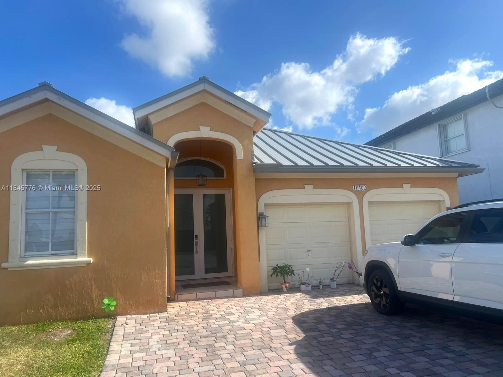 Beautiful 4/3, single-story home! This charming model offers a bright, open floor plan with an upgraded kitchen and tile/laminate flooring throughout all living areas. Enjoy a fenced backyard ideal for entertainment. Located in the prime area of Kendall, it's within walking distance to Baptist Hospital, restaurants, and features Grade A schools for a fantastic living experience.