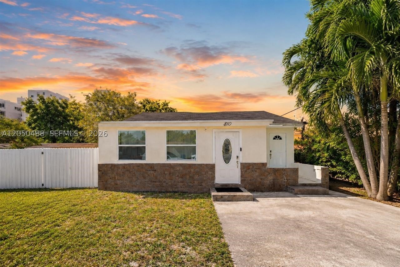 810 NW 21st Ct