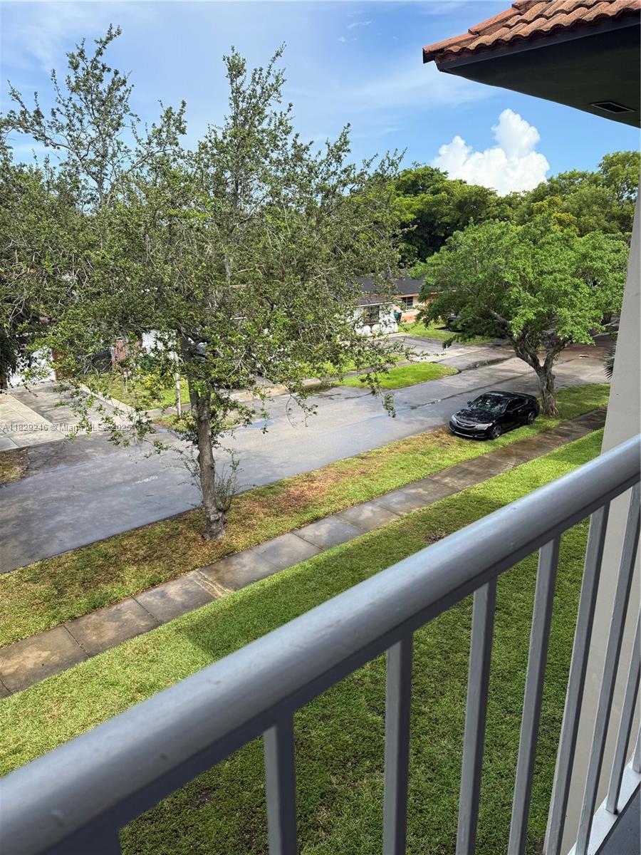Apartment in an excellent location in Miami Lakes. 1/1 located in 3erd floor. Condo with elevator and laundry room next to the apartment.