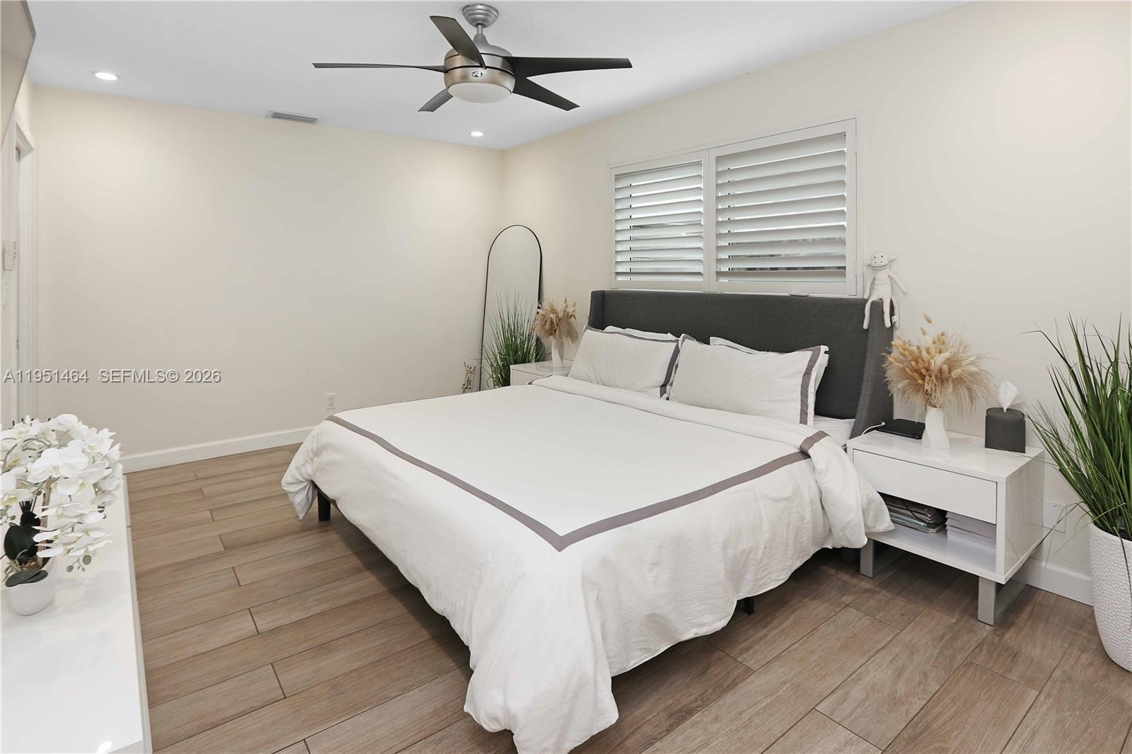 HOLLYWOOD LAKES SECTION - Residential