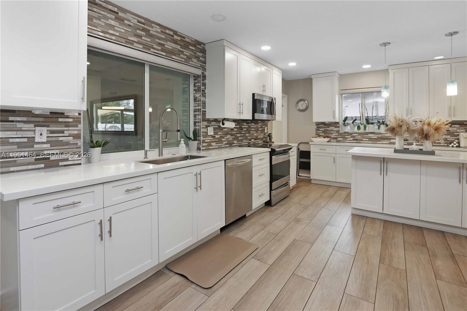 HOLLYWOOD LAKES SECTION - Residential