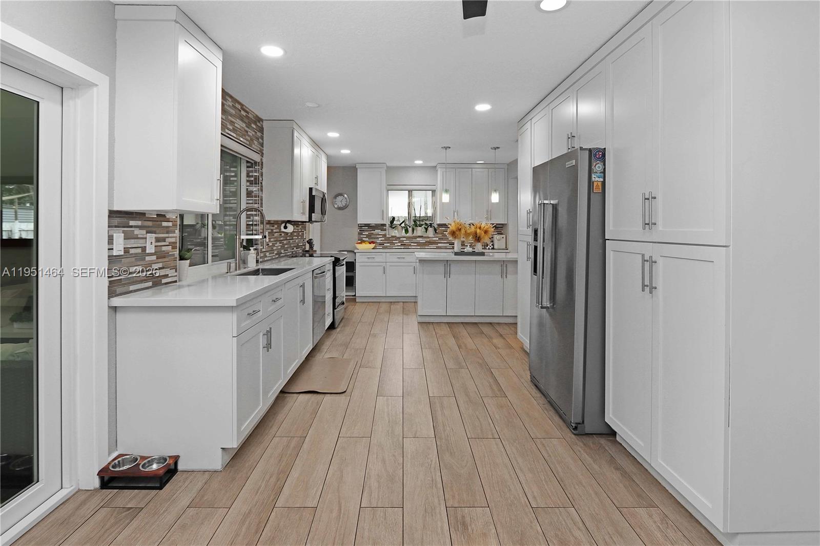 HOLLYWOOD LAKES SECTION - Residential