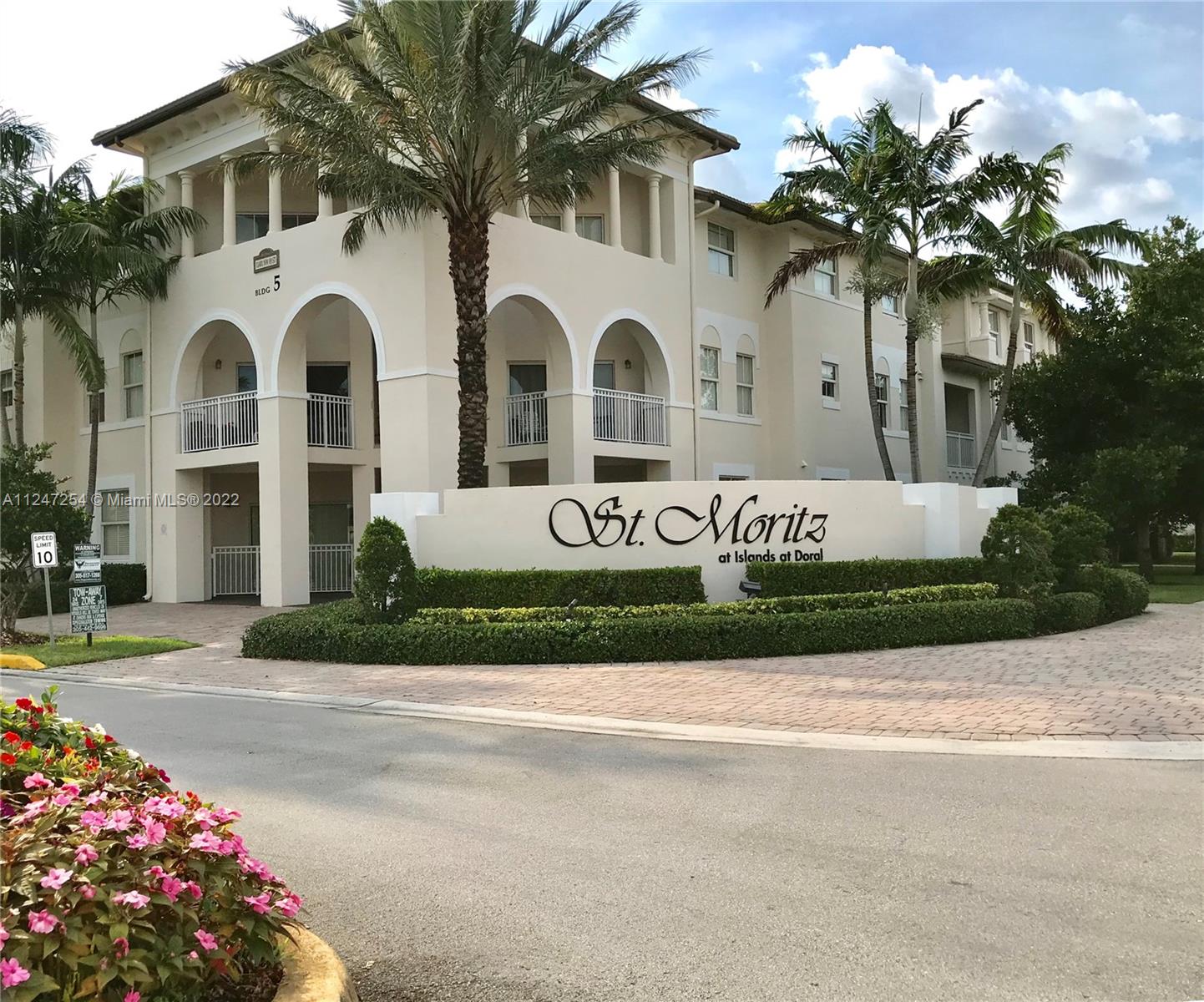 Beautiful 3/2/1 Unit. Located on the second floor, very spacious, 2 stories. UPGRADED kitchen with GRANITE counter tops and STAINLESS STILL appliances. Ceramic on first floor and vinyl on the second. Great school district!