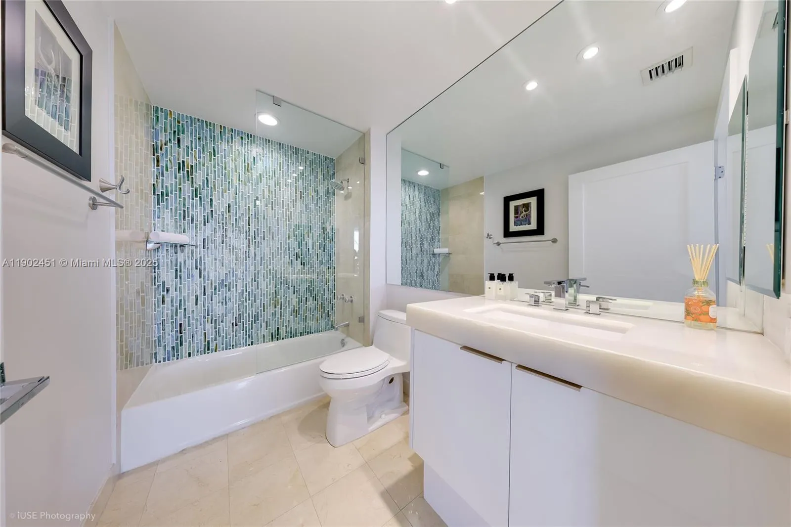 Miami Beach, Florida 33139, United States, 2 Bedrooms Bedrooms, ,3 BathroomsBathrooms,Residential,Active,233159