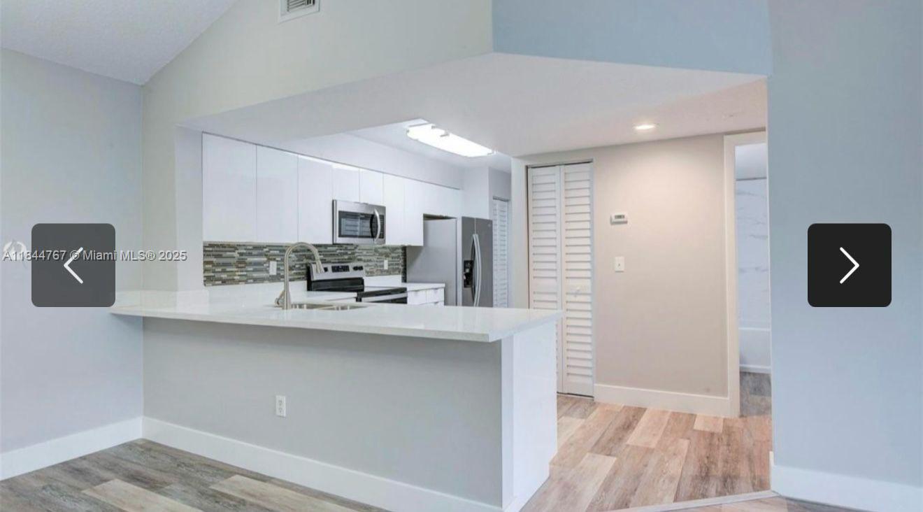 Discover the comfort of living in this cozy 1-bedroom, 1-bathroom apartment, ideal for those seeking functionality and comfort. It features an in-unit washer and dryer, assigned parking, a fully equipped kitchen, and well-designed spaces. Located in a quiet and convenient area, close to shops, restaurants, and major thoroughfares.
Ready to move in and enjoy your new home