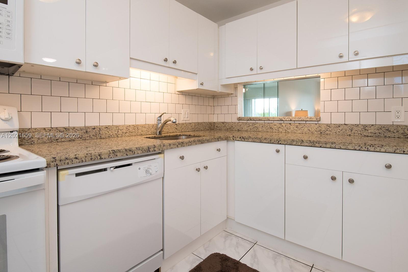 HILLCREST COUNTRY CLUB AP - Residential