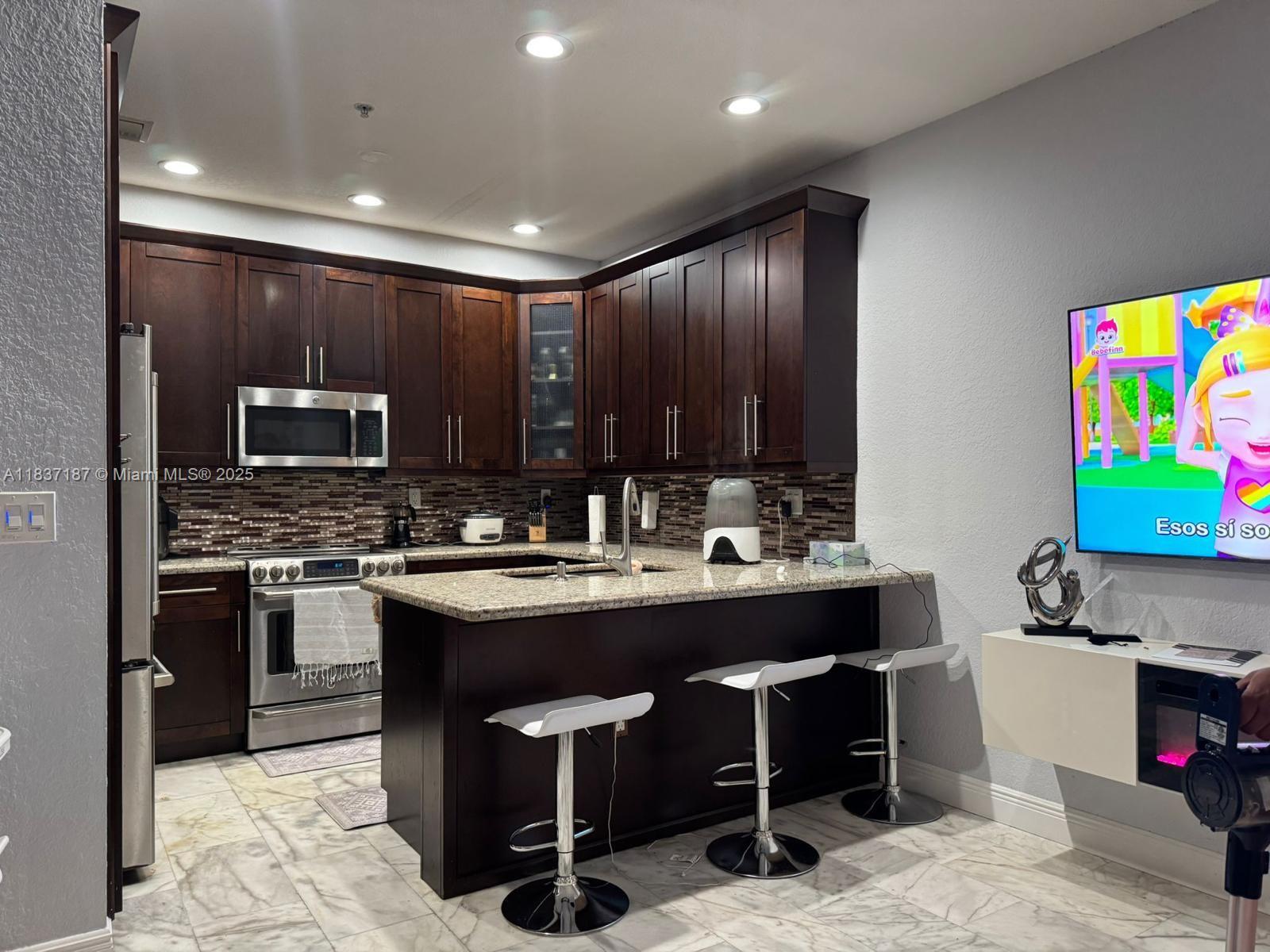 Luxurious property with 2 rooms, 2.5 bathrooms, with washer and dryer in unit. Completely remodeled. Secured Community with amenities including a swimming pool and others. Ready to move in immediately!