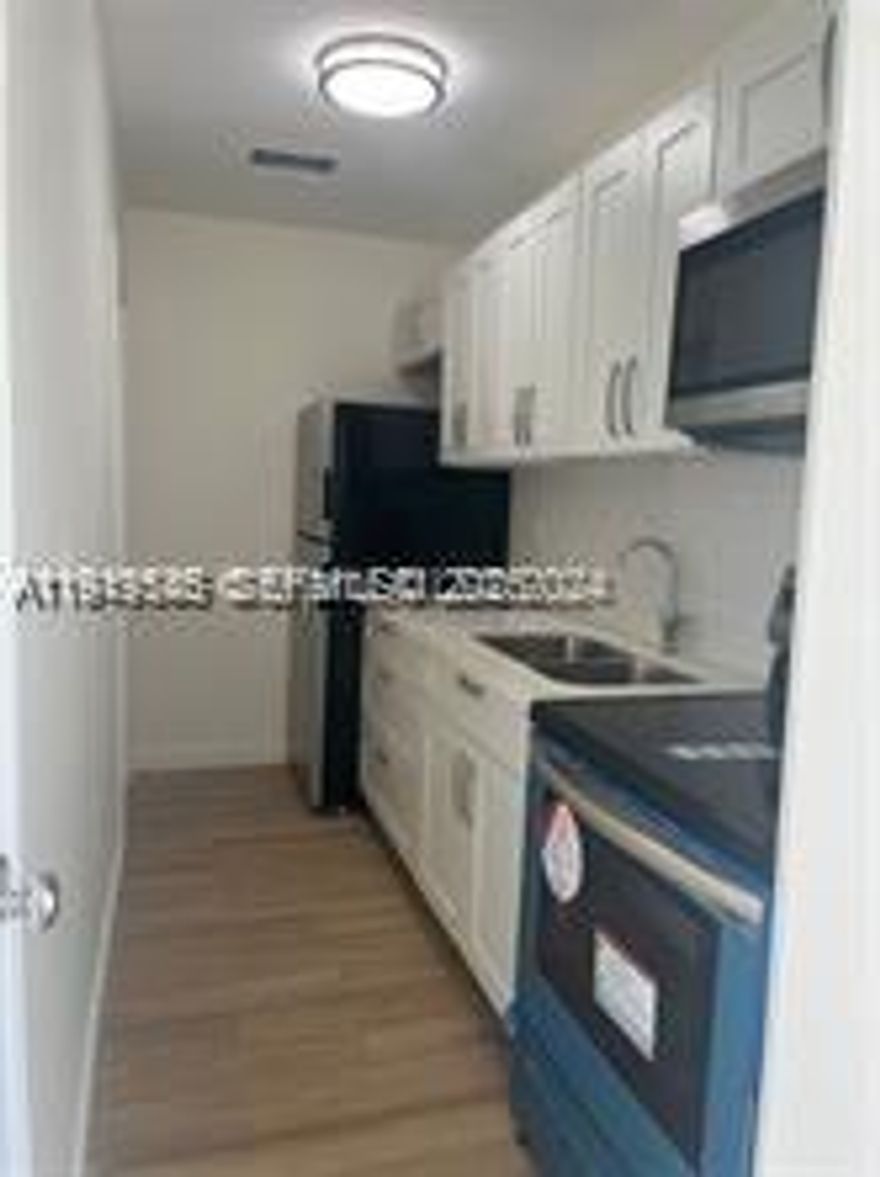 CLEAN FRESHLY PAINTED, BEAUTIFUL 3/2 IN EXELENT QUIET LOCATION, CENTRAL A/C, LAUNDRY HOOK UP ON THE SITE.CENTRALLY LOCATED BETWEEN FORT LAUDERDALE AND DOWNTOWN HOLLYWOOD.CLOSE TO AL MAJOR ROADS.EASY TO SHOW AND FAST APPROVAL PROCESS.