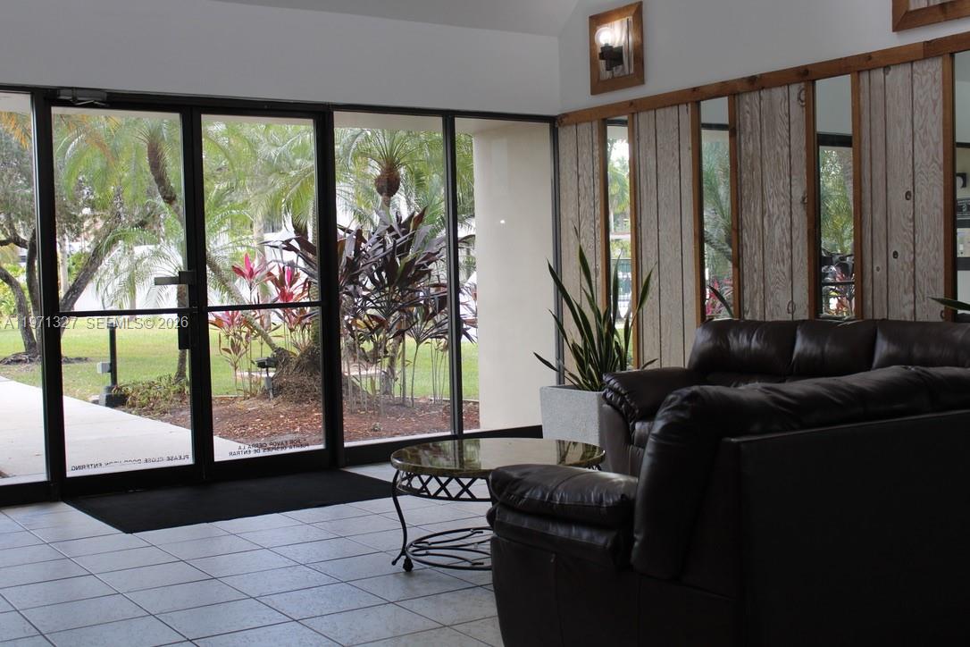 BUILDING SEVEN OF RACQUET - Residential Lease