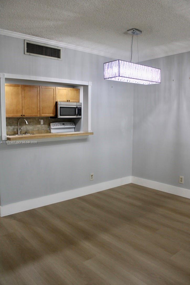 BUILDING SEVEN OF RACQUET - Residential Lease