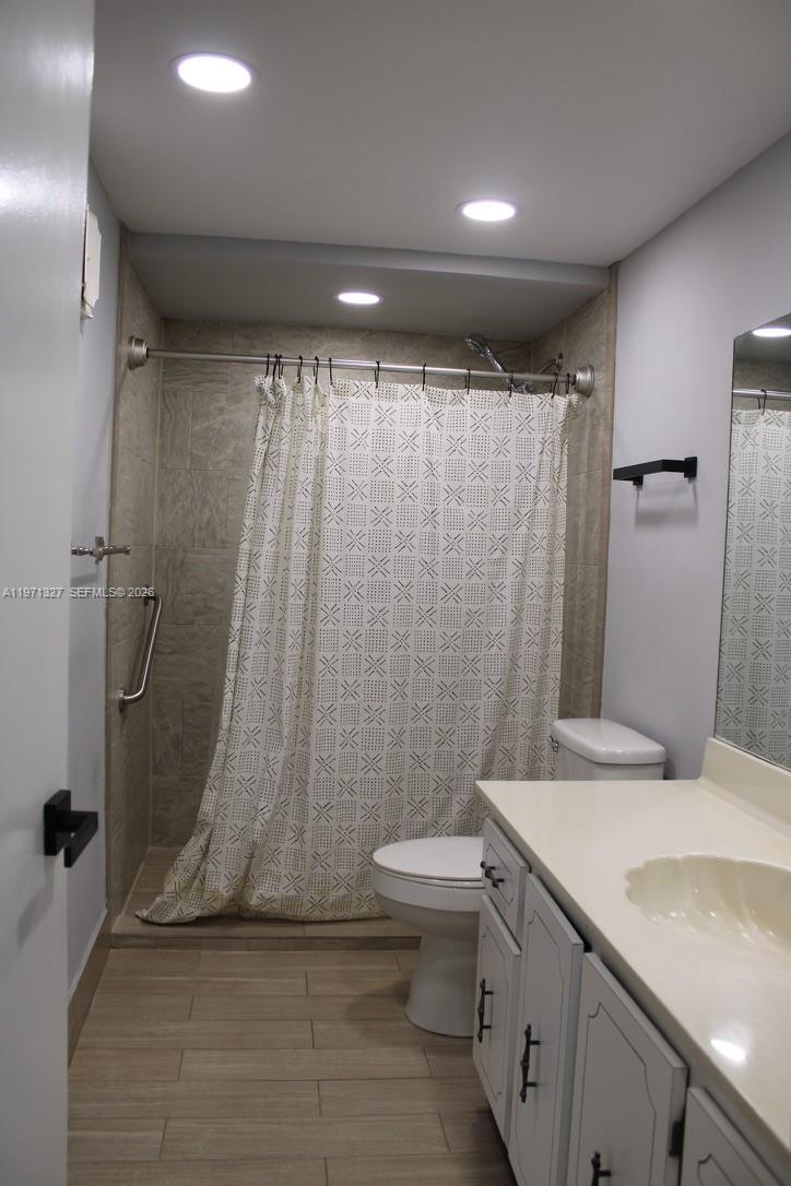 BUILDING SEVEN OF RACQUET - Residential Lease