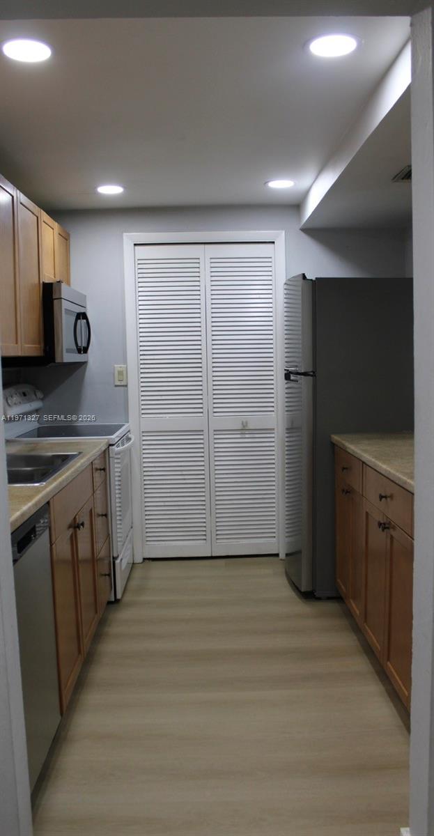 BUILDING SEVEN OF RACQUET - Residential Lease