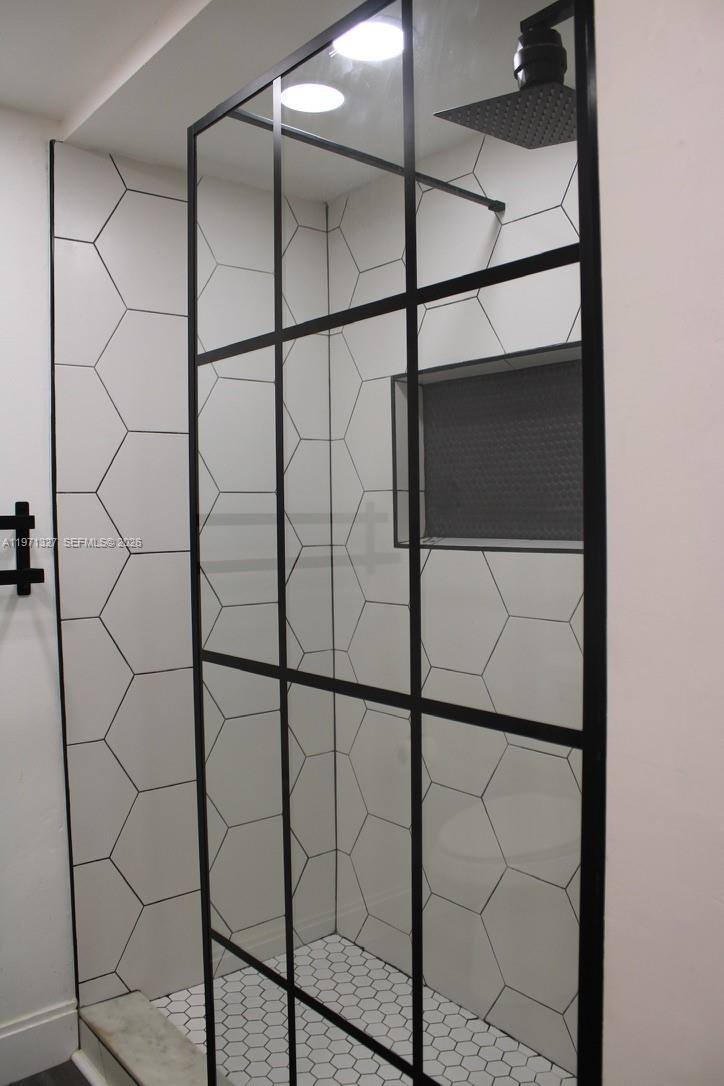 BUILDING SEVEN OF RACQUET - Residential Lease