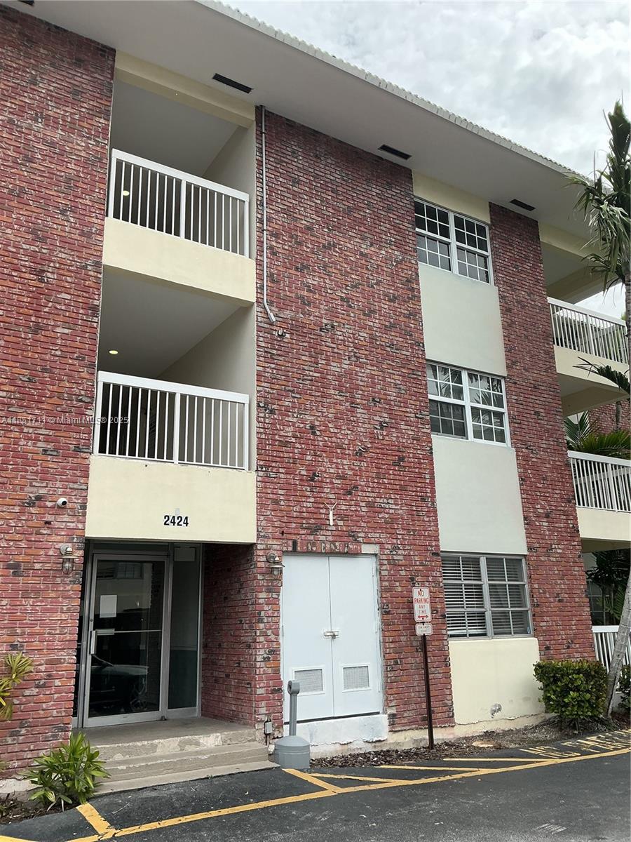 Great location east of the INTRACOASTAL WATERWAYS and across the street from the multi million dollar PIER 66 hotel and residencies. Las Olas blvd, beach, supermarkets, banks, post office ,PORT EVERGLADES and shopping are 5 minutes away. FORT LAUDERDALE international airport is 10 minutes away. Complex is going through renovations . Building allows up to 2 pets ( maximum 30 lbs fully grown) and it can be rented right away( no waiting period) . Ideal for investors!! Call agent today