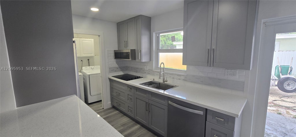 Photo of 320 N 70th Ter, Hollywood, FL 33024 (MLS # A12095953)