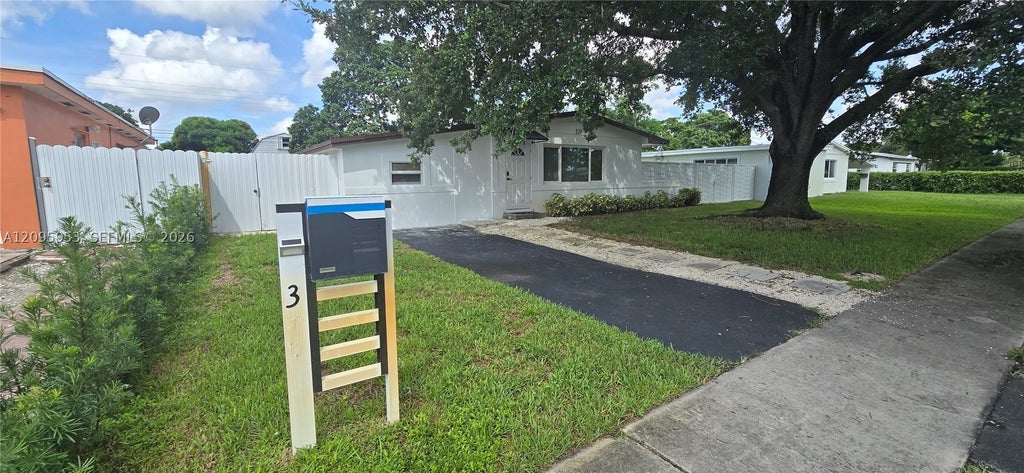 Photo of 320 N 70th Ter, Hollywood, FL 33024 (MLS # A12095953)