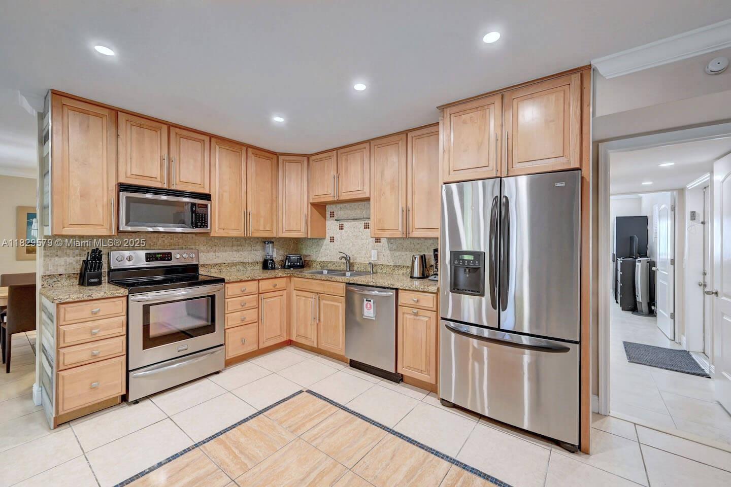 HOLLYWOOD LAKES SECTION - Residential Lease