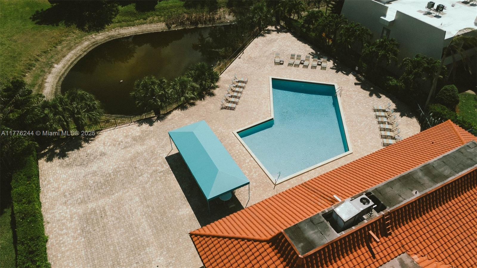 LAGO DEL REY CONDO - Residential