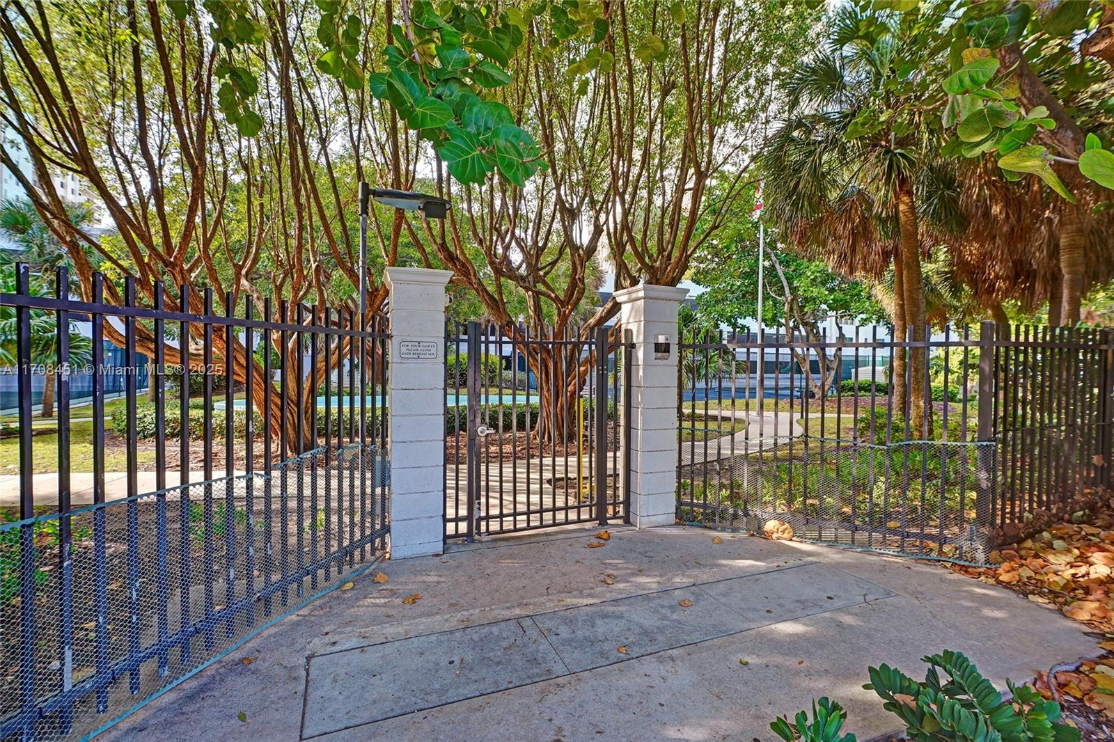 SUMMIT CONDO - Residential