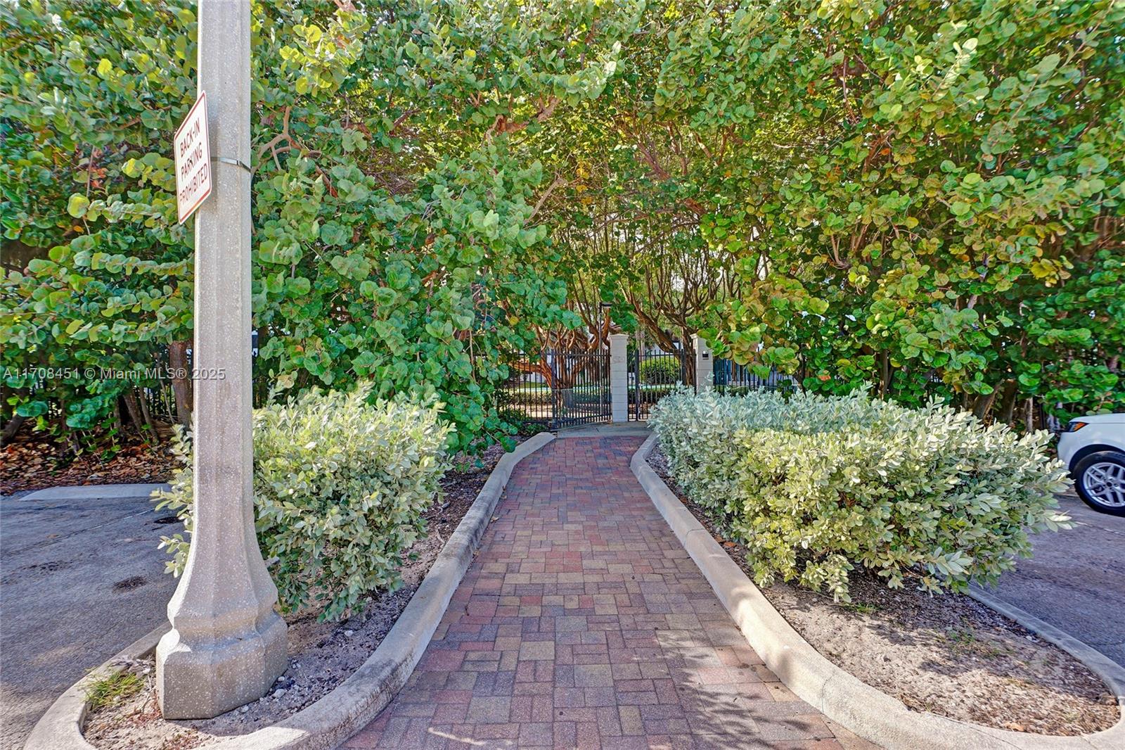 SUMMIT CONDO - Residential