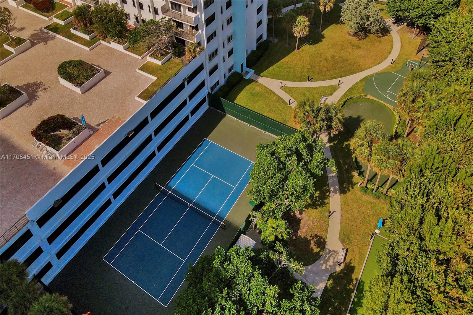 SUMMIT CONDO - Residential