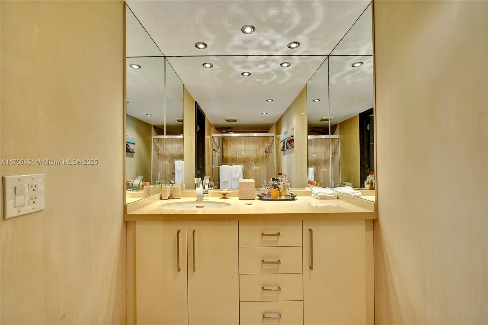 SUMMIT CONDO - Residential