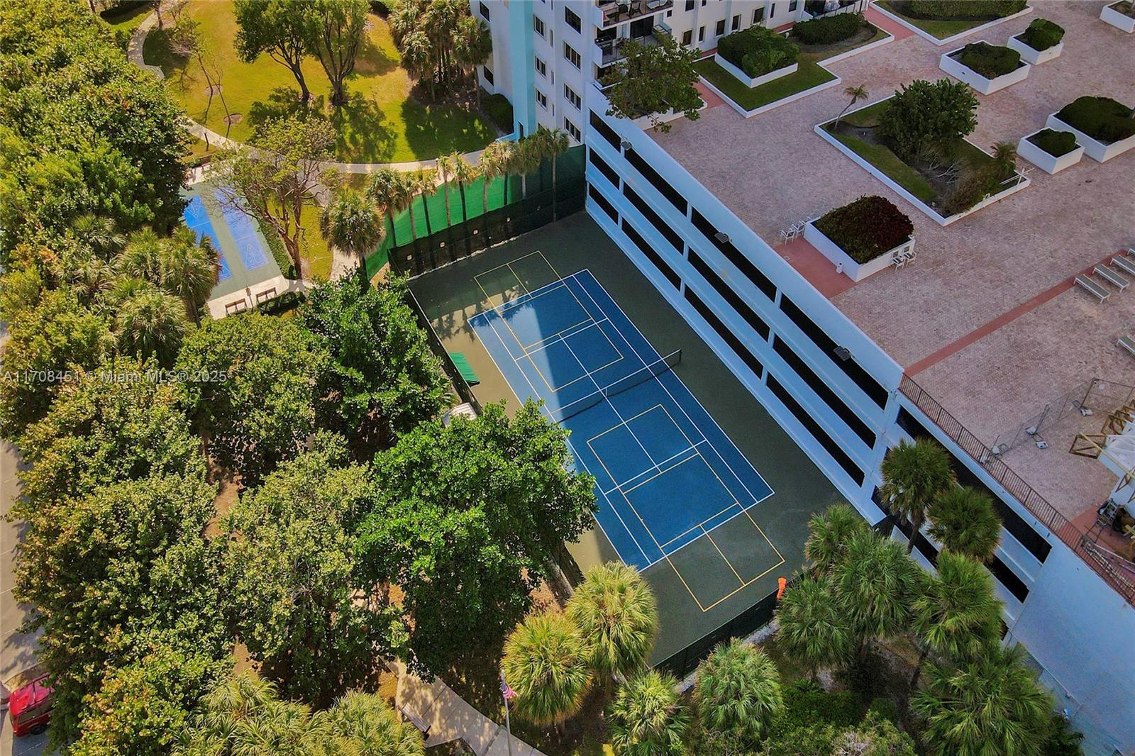 SUMMIT CONDO - Residential