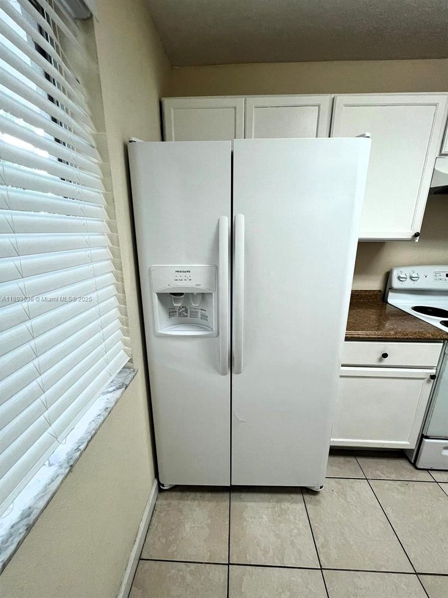 Great opportunity for investor! Corner unit in third floor with view to the atrium garden between buildings, 2
 bedrooms, 2 bathrooms, ceramic tile floor, washer and dryer. Gated community with 24 hours security service.
 Centrally located close to schools, shopping centers, major roadways and public transportation. Tenant's occupied
 until 12/05/2025 price of rent: $2,100. **Unit bulk condo portfolio sale**